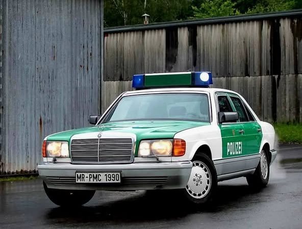 Entdecken Sie die verborgene Pracht der Mercedes-Benz 420 SE: Die Limousine der deutschen Polizei!