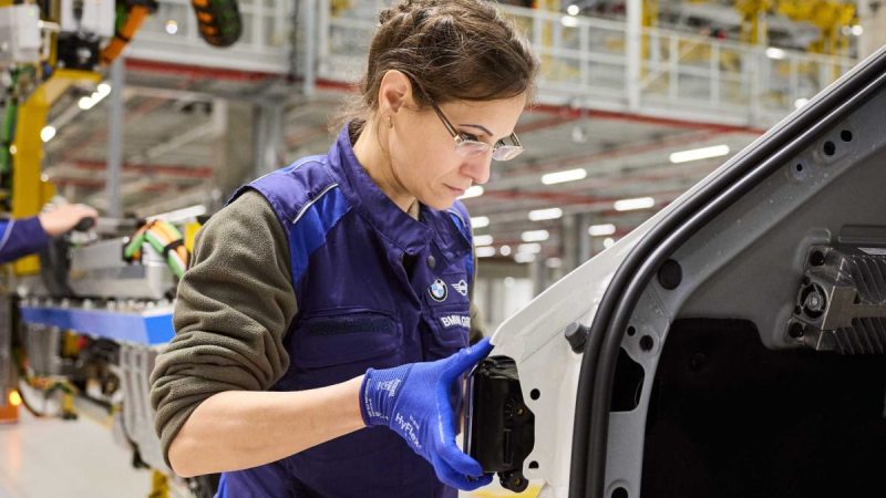 BMW revolutioniert die Autowelt: Entdecken Sie das erste CO2-freie Werk und die Neue Klasse!