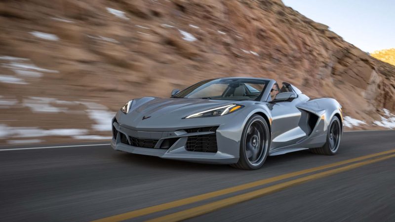 Entdecken Sie die bahnbrechende Corvette E-Ray: Die fusionierte Kraft aus V8 und Elektroantrieb!