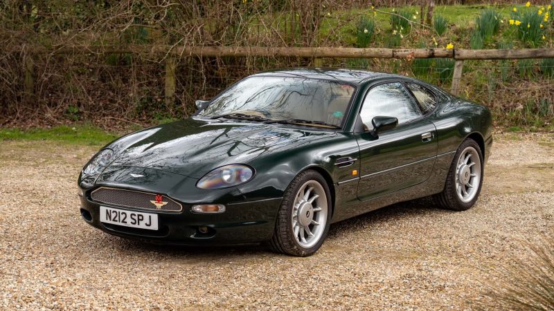 Elton Johns Aston Martin DB7: Ein Einzigartiger Klassiker, der Neuen Besitzer Sucht!