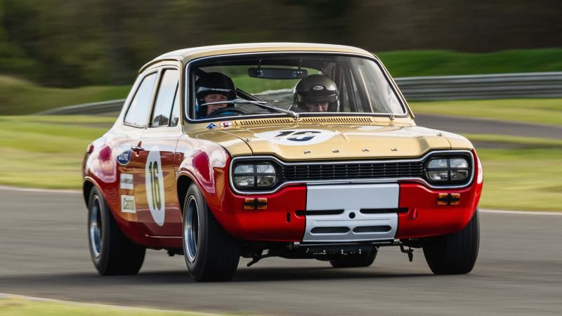 Enthüllt: Ford Escort Alan Mann 68 Edition – Ein Klassiker feiert ein spektakuläres Comeback auf der Rennstrecke!