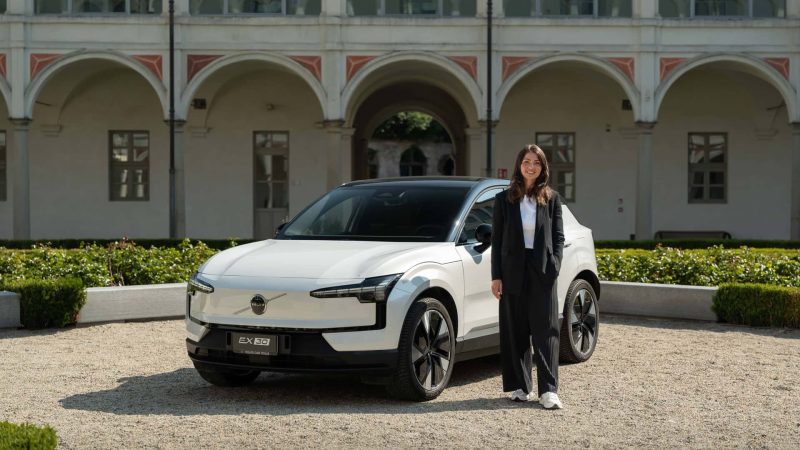 Volvo EX30 enthüllt: Erfahren Sie, wie dieser kompakte SUV das Design neu definiert!