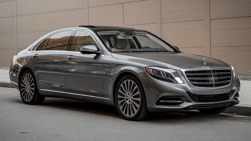 Mercedes S550 in 12 000 Spiegeln zerstört – dieses Kunstwerk wird Ihr Luxusverständnis auf den Kopf stellen!
