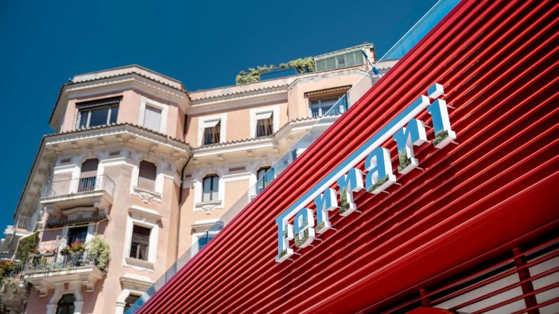 Unglaublich! Ferraris neuer Showroom in Rom gleicht einer Piazza – das müssen Sie sehen!