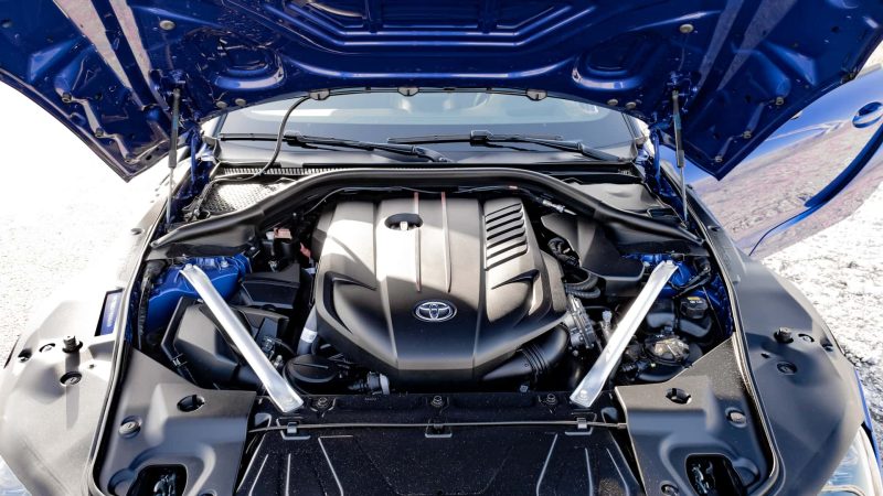 Weltpremiere in Birmingham: Isuzu D-Max EV präsentiert  
Auf dem Commercial Vehicle Show 2025 im NEC Birmingham hat Isuzu erstmals in Europa seinen vollelektrischen Pickup D-Max EV enthüllt. Damit schlägt der japanische Nutzfahrzeugspezialist ein neues Kapitel auf: Ein E-Pickup, bereit für den harten Arbeitseinsatz, mit permanentem Allradantrieb, einer Nutzlast von über einer Tonne und einer Anhängelast von bis zu 3,5 Tonnen.  

Basis und Antriebskonzept  
Die Basis des D-Max EV ist die bewährte Leiterrahmen-Plattform des klassischen Dieselmodells. Für die Elektrifizierung wurde ein 66,9-kWh-Lithium-Ionen-Batteriepaket im Fahrzeugboden platziert. Zwei E-Motoren, je einer pro Achse, liefern eine kombinierte Leistung von 140 kW (ca. 190 PS) und ein maximales Drehmoment von 325 Nm.  
  
Optimaler Schwerpunkt durch Unterbodenintegration der Batterie  
Permanenter Allradantrieb für beste Traktion auf jedem Untergrund  
Zwei Fahrmodi für Effizienz und Leistung (Eco, Normal, Rough Terrain)  
  

Leistungsdaten und Reichweite  
Isuzu gibt für den D-Max EV folgende Werte an, die ihn ideal für den Profi-Alltag machen:  
  
WLTP-Reichweite: 263 Kilometer, ausreichend für tägliche Einsätze und Kurzstreckenlieferungen  
Beschleunigung 0–100 km/h: 10,1 Sekunden – selbst mit hoher Zuladung ein sicheres Vorankommen  
Höchstgeschwindigkeit: 130 km/h (elektronisch abgeregelt)  
  
Die mehrstufige Rekuperation lässt sich am Lenkrad über Schaltwippen justieren, um den Energie­rückfluss optimal an Fahrsituation und Nutzlast anzupassen.  

Arbeits- und Geländetauglichkeit  
Für Profis in Landwirtschaft, Baugewerbe oder Logistik bietet der D-Max EV echte Allround-Qualitäten:  
  
Nutzlast: Mehr als 1.000 kg im Laderaum  
Anhängelast: Bis zu 3,5 Tonnen zulässiges Gesamtzuggewicht  
Bodenfreiheit: 210 mm, um holprige Baustellenwege zu meistern  
Wattiefe: Bis zu 600 mm für sicheres Durchfahren flacher Gewässer  
Anfahr-/Abfahrwinkel: 30,5 ° Anfahrt, 24,2 ° Abfahrt für steile Rampen  
Rough Terrain Mode: Spezielles Programm für unebenes Gelände  
  
Diese Eckdaten belegen, dass der D-Max EV in Sachen Robustheit und Vielseitigkeit traditioneller Diesel-Pickups in nichts nachsteht.  

Komfort und Fahrdynamik dank De-Dion-Hinterachse  
Neu beim EV-Modell ist die De-Dion-Hinterachs­konstruktion, die die herkömmlichen Blattfedern ersetzt und den Fahrkomfort sowie die Fahrzeugkontrolle verbessert:  
  
Reduzierte Vibrationen und Geräuschentwicklung um bis zu 10 % gegenüber der Dieselvariante  
Neutraleres Kurvenverhalten und bessere Spurtreue auf unebenem Untergrund  
Höhere Seiten­stabilität bei Teil- und Vollbeladung  
  
Zusammen mit der geräuscharmen E-Antriebs­einheit entsteht ein deutlich entspannteres Arbeitsumfeld für Fahrer und Beifahrer.  

Modernes Infotainment und ADAS  
Auch in puncto Sicherheit und Konnektivität setzt der D-Max EV Maßstäbe im Segment:  
  
ADAS: Notbremsassistent, Spurhalte­assistent, Totwinkelwarner serienmäßig  
Multimedia: 10-Zoll-Touchscreen mit kabellosem Apple CarPlay und Android Auto  
Over-the-Air-Updates: Softwareaktua­li­sierungen und Kartenpflege ohne Werkstattbesuch  
Fahrdaten-App: Anzeige von Batteriestand, geplanten Ladestopps und Fahr­effizienz in Echtzeit  
  
So verbindet Isuzu bewährte Nutzfahr­zeugs­tugenden mit modernen Pkw-Technologien.  

Zwei Karosserievarianten und Marktperspektive  
Der D-Max EV wird in zwei Aufbauformen angeboten:  
  
Extended Cab: Platz für Werkzeug und zwei Passagiere, ideal für Handwerker  
Double Cab: Vollwertige Doppelkabine mit Sitz für bis zu fünf Personen  
  
Beide Versionen sollen noch 2025 in den europäischen Handel kommen. Mit seiner Kombination aus Elektroantrieb, hoher Nutzlast und echter Geländetauglichkeit eröffnet der D-Max EV für Isuzu ganz neue Marktnischen und setzt gleichzeitig ein starkes Zeichen für die Zukunft der Elektromobilität im Gewerbesektor.