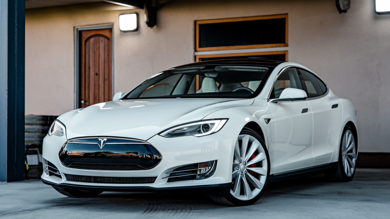 Unglaublich: Tesla Model S (2014) für 11.000 € noch 440 km Reichweite!