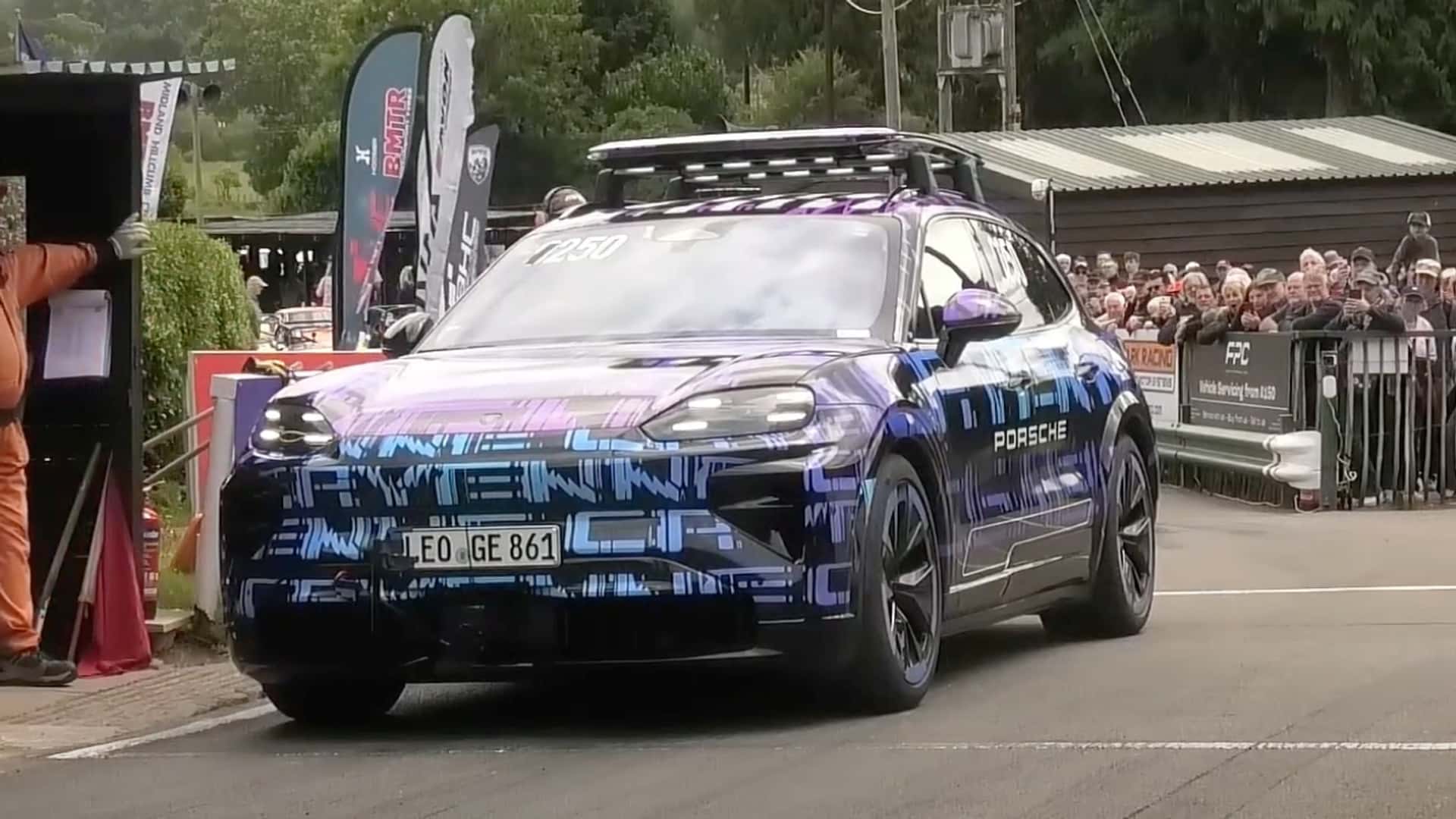 Unglaublich: Neuer Elektro-Cayenne pulverisiert den Rekord in Shelsley Walsh!