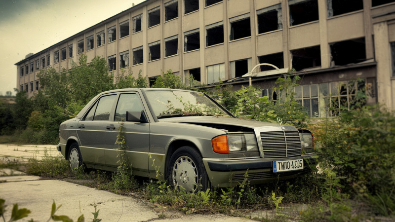 Unglaublich: Seit 2 Jahren blockiert diese verlassene Mercedes 190 das Krankenhaus – so endet absurde Bürokratie!