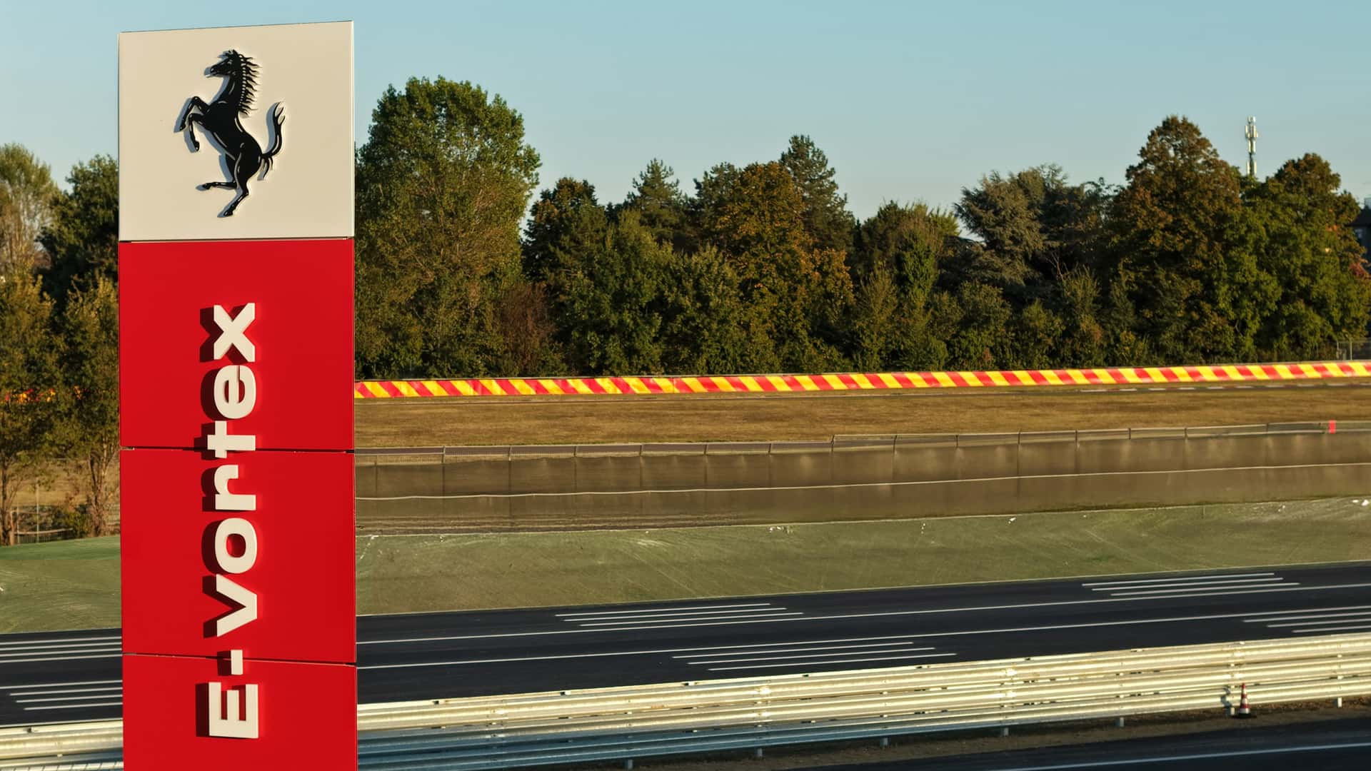 Ferraris neue 1.887 m-Teststrecke in nur 4 Monaten fertig – das unglaubliche Geheimnis dahinter!
