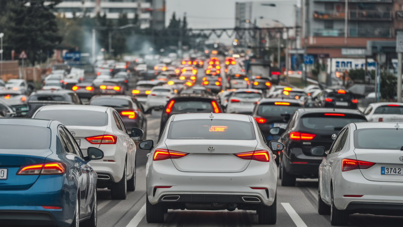 Elektroautos sind nicht die Lösung? Brems‑ und Reifenabrieb machen Städte jetzt krank – das müssen Autofahrer wissen