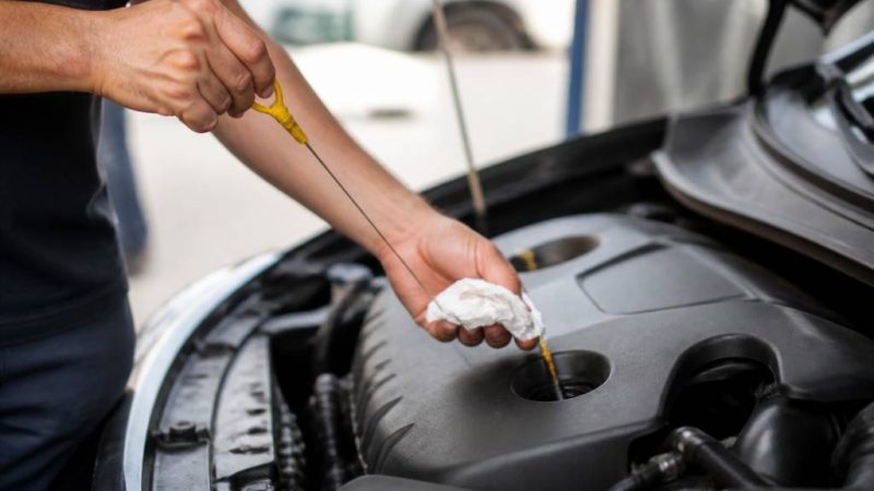 Warum Ihr Auto im Sommer plötzlich mehr Öl verbraucht – 7 häufige Ursachen und was Sie jetzt prüfen sollten