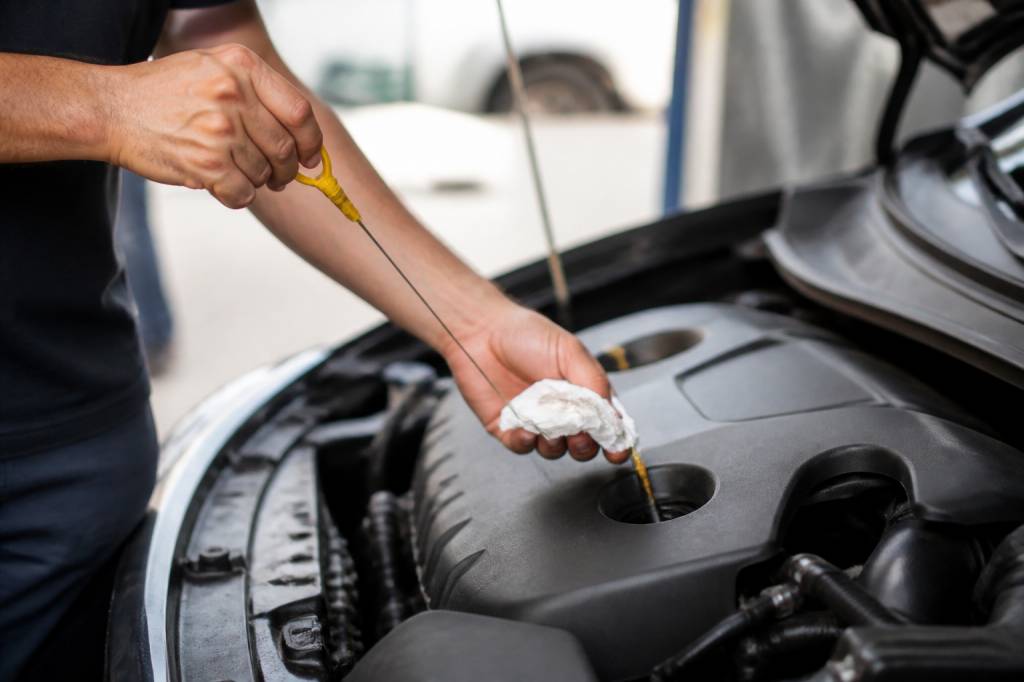 Warum Ihr Auto im Sommer plötzlich mehr Öl verbraucht – 7 häufige Ursachen und was Sie jetzt prüfen sollten