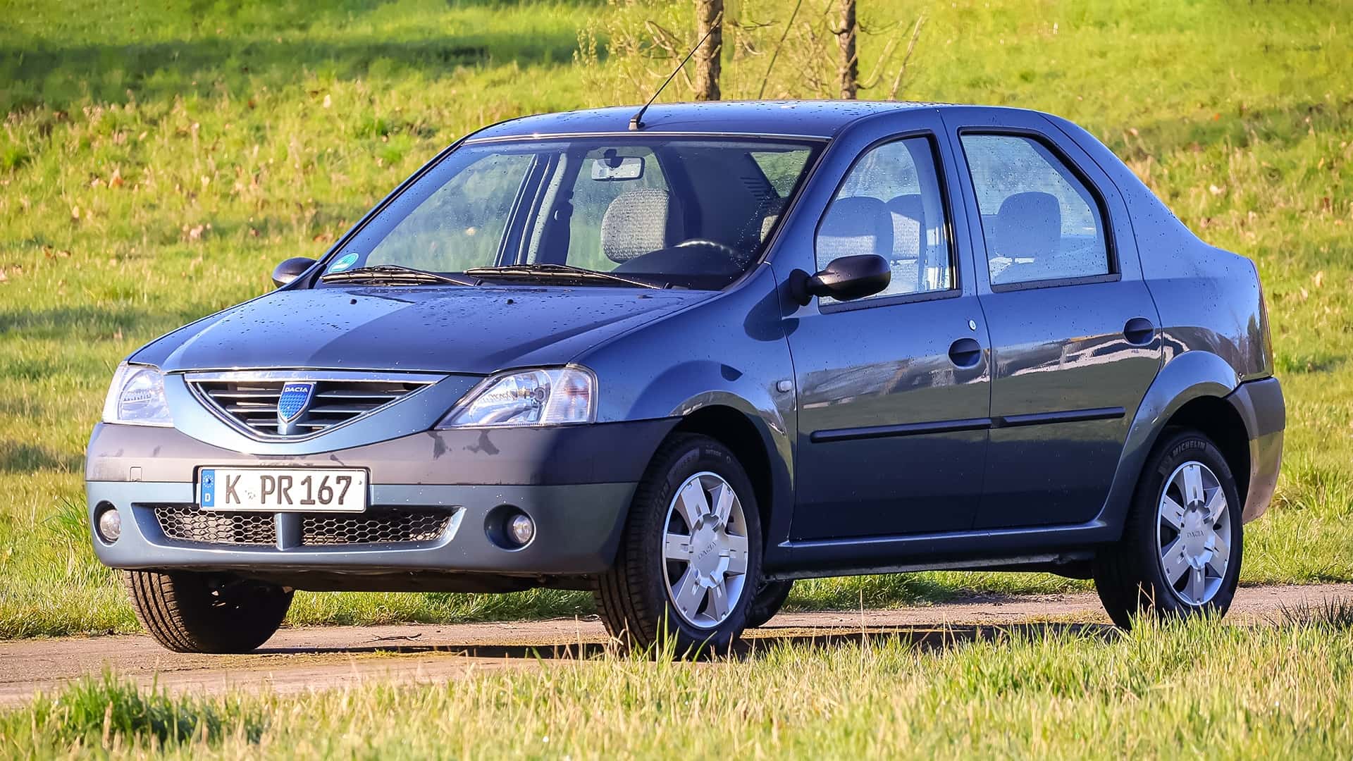 Dacia Logan mit 20 Jahren: Warum der günstige Klassiker noch immer überrascht – und was wir heute davon lernen können