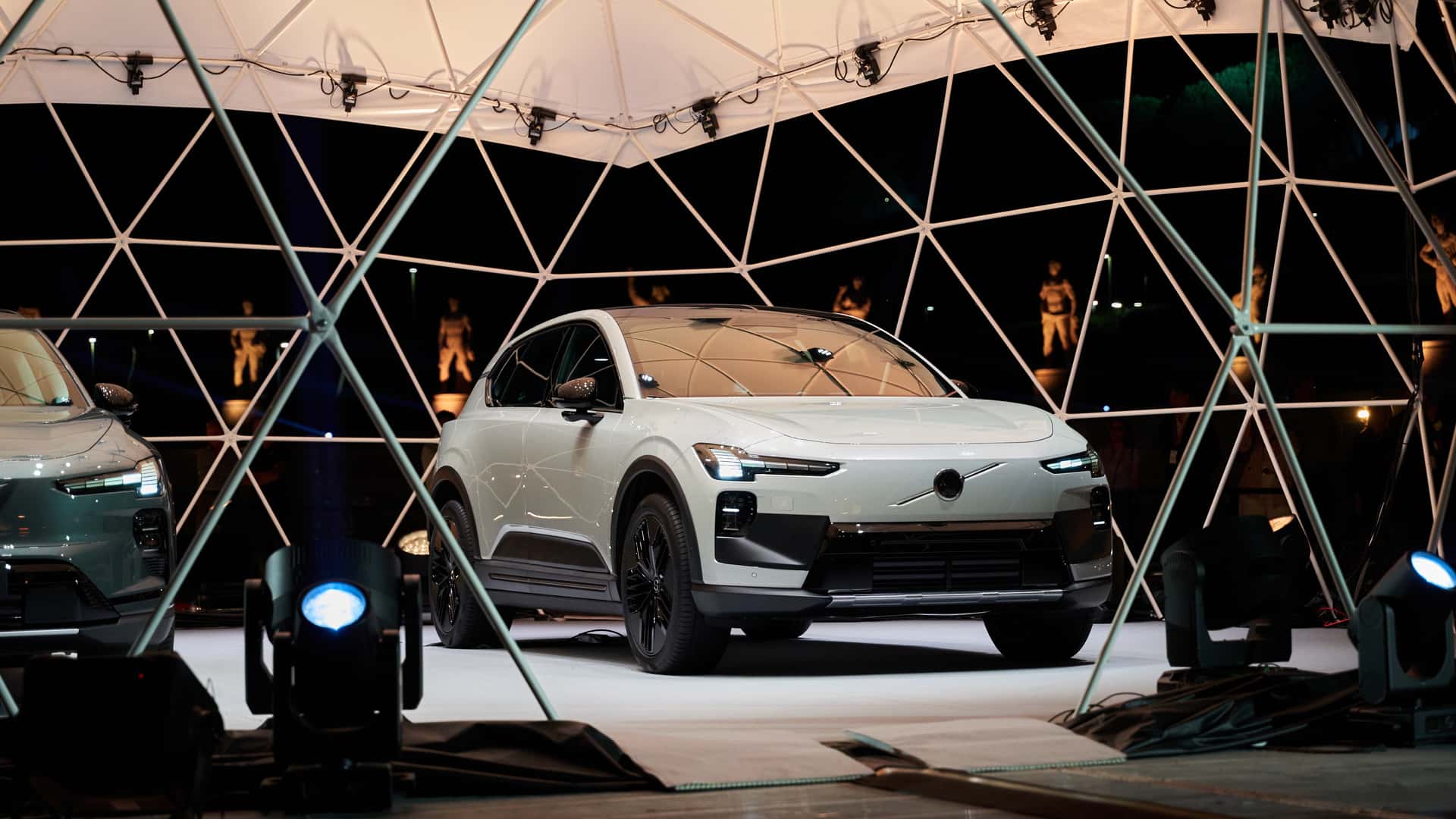 Volvo EX60 in Rom enthüllt: Die elektrische Sensation – und 30 Gratis‑Fahrzeuge für Italiens Sportbehörde, die alles verändert