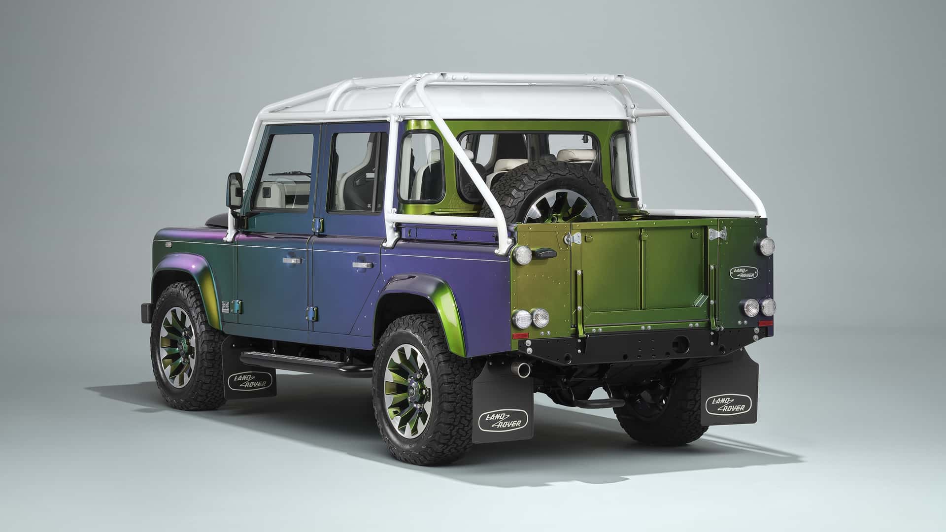 Diese Land Rover Defender wechseln die Farbe – 400 Stunden Handarbeit für ein spektakuläres Finish!