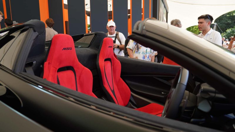 Warum Alcantara jetzt in (fast) jeder Hypercar‑Kabine steckt – der eine Vorteil, den kein Hersteller mehr missen will