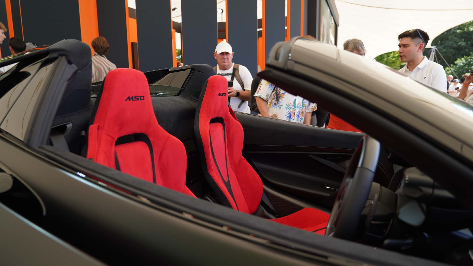 Warum Alcantara jetzt in (fast) jeder Hypercar‑Kabine steckt – der eine Vorteil, den kein Hersteller mehr missen will