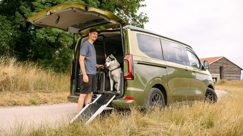Dieser Camper hat ein eigenes Hundebett, Platz für 2 Fahrräder und einen Geheim‑WC – das müssen Sie gesehen haben!
