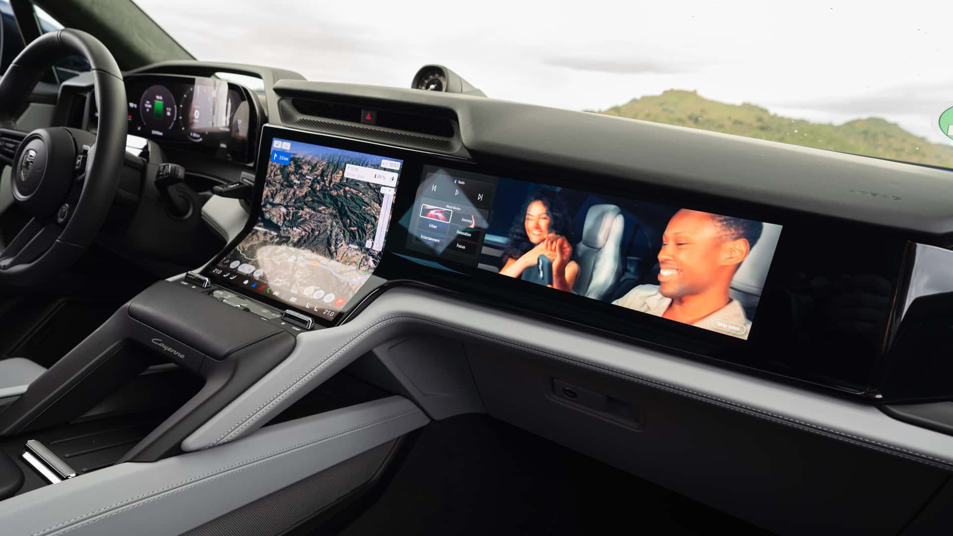 Beifahrerbildschirme im Auto: Warum 35 % sie nie nutzen — und wie sie Ihr Infotainment ruinieren können