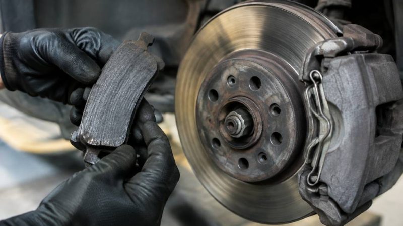 Abgenutzte bremsbeläge erkennen: symptome, ursachen und wechselintervalle