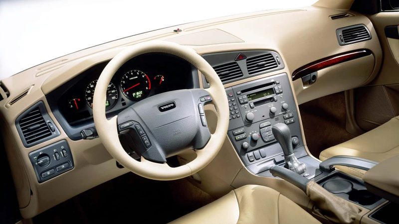 Volvo dreht das Cockpit‑Ruder: Physische Tasten kehren zurück — warum Touchscreens allein gescheitert sind