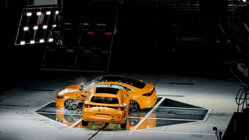 Schocktest mit echten Mercedes CLA: Was der spektakuläre Seitencrash über unsere Sicherheit und Rettungstechniken enthüllt