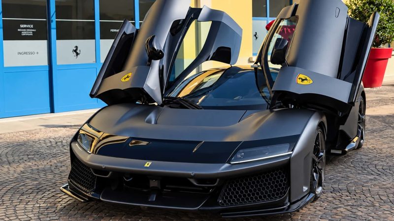 Zlatan holt seine 1.200‑PS‑Ferrari F80 in mattschwarz – das geheime Hypercar, das 3,6 Mio.€ kostet und alle Blicke auf sich zieht