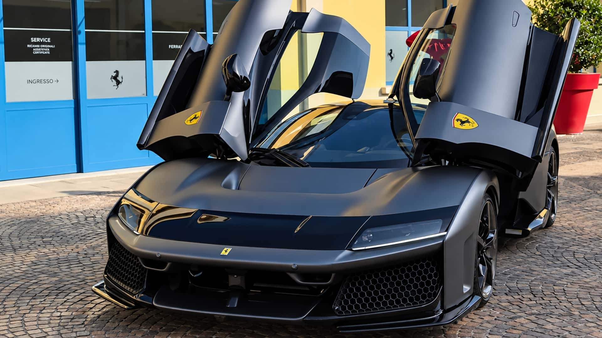 Zlatan holt seine 1.200‑PS‑Ferrari F80 in mattschwarz – das geheime Hypercar, das 3,6 Mio.€ kostet und alle Blicke auf sich zieht